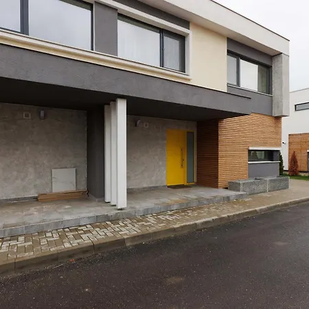 Yellow - 3 Bedroom House With Private Garden, 10 Mins Driving From Old Town Villa Brasov